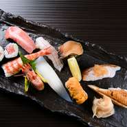 8貫＋細巻き、赤だし付き／その日仕入れた食材の中から「一番のネタ」でつくった寿司の盛り合わせ。料理人が一手間加えた寿司は、ネタそれぞれの旨みを酢飯で整えられており、素材本来の味わいを堪能できます。