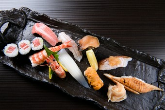 その日、一番美味しいネタで作るこだわりの一品。素材の味わいと酢飯の旨みを堪能する『本日の一番にぎり』