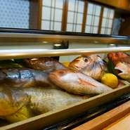 毎日、市場から直送で仕入れられる新鮮な旬魚を使用しています。このような特別な食材が入ってくるのは当店ならでは。だからこそ、食材の旨みを引き出すために料理人は一つ一つ丁寧に調理をしています。