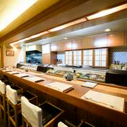 カウンター席では、ゲストとの会話を大切にしています。料理について、味についてなど、どんなお話でも気軽に話せるので、そこも含めて「また来たい」と思っていただけるよう一人ひとりを大切にしています。