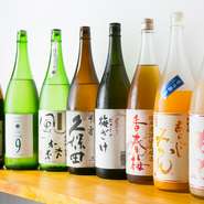 串天ぷらはもちろん一品料理や刺身など、料理の味を引き立てる日本酒。久保田や八海山などの有名銘柄から、日本酒仕立ての梅酒もありバリエーションが豊富です。料理に合わせて自分好みの日本酒を探す事ができます。