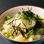 卵の天ぷらを特製出汁をかけて食べる『モグラ特製卵かけごはん』