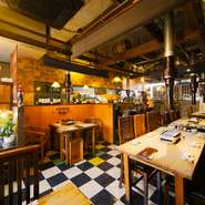 落ち着きのある広々とした店内で、大切な人との楽しい時間を送る