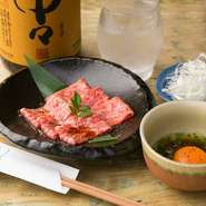 宮崎牛の甘味と広島県産の新鮮な玉子が絡み合う。素材本来の味を楽しめる『すき焼きロース（たまご付き）』