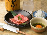 宮崎牛の甘味と広島県産の新鮮な玉子が絡み合う。素材本来の味を楽しめる『すき焼きロース（たまご付き）』