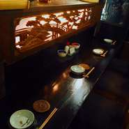 落ち着いた空間で、高知の旬の酒・肴を味わえるお店【座くろ】。カウンター席を完備しておりますので、お一人様でも安心してご来店頂けます。
※カウンター席は4席のみとなっております。