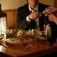 落ち着いた空間で、旨い酒と旨い肴が味わえる【酒と肴 座くろ】。今宵も様々な創作料理を肴に、日本酒を始めとするお酒を存分にお楽しみください。