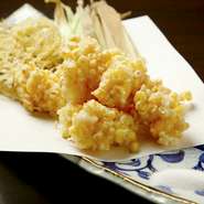 ※写真は、トウモロコシと貝柱のかき揚げ。トウモロコシのひげもカリっと揚げて…

・貝柱とそら豆
・新玉
・とうもろこし
・島らっきょう
等、日替わりで色々…