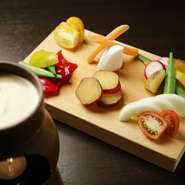 ゆり根やつくね芋など季節のバーニャカウダ。ソースも季節によって変わります
