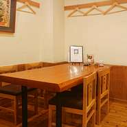 小あがり板の間のテーブル席。落ち着いてお食事を楽しめます。