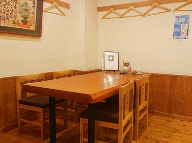 間仕切りテーブルの半個室で、ゆったりと気の置けない時間を。