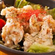 高知の旬を彩る鮮魚を始め、季節野菜の天ぷら等四季折々の楽しみがある【肴屋　陣】。和牛握りや鳥マヨなど、鉄板メニューも味に深みがあり、綺麗な盛りつけも相まって心から楽しめるものばかりです。