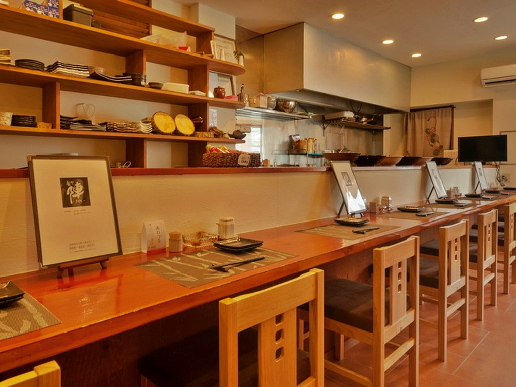 カウンターから埋まってゆく、お客さんに愛される店。