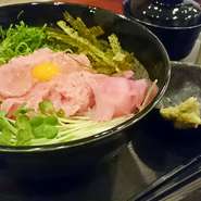 ランチタイム限定、ふわふわのネギトロに5色のトッピングを合わせた絶品のネギトロ丼。若い方や女性のお客様に特に人気です。