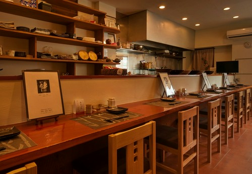 音と香りでも料理を楽しめる、肴や陣のカウンター。