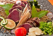 高知が誇る上質な鮮魚とブランド肉、新鮮な野菜に、金目鯛の煮つけをつけた贅沢なコースです。