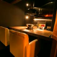 デートに最適なカップルシートは並んで座れるカウンタースタイル。隣の席と仕切られているので、プライベート感のある中で2人だけの世界を満喫できます。