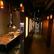 落ち着いた雰囲気の店内には個室が用意されており、お子様連れでも利用しやすいお店です。家族の記念日に、みんな揃って美味しいお肉に舌鼓。お子様連れのママ会にも重宝します。