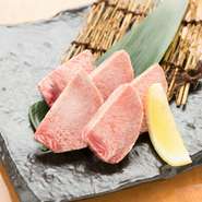 焼き始めはやっぱり塩ものからがおすすめ。霜降りで柔らかさ、旨味が最上級のタン元の部分のみが使用されており、通常のカットに比べ数倍の厚みで贅沢に供されます。