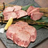 薄切り・上・塩タンの盛り合わせです。食感と旨味の違いを楽しめます。