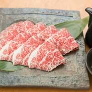 一般的に硬めの肉質と言われるブリスケですが、安楽牛は例外。薄切りにし、さっと炙ってポン酢をつけていただくと、得も言われぬ美味しさが口中に広がります。