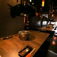 掘りごたつの座敷やソファータイプのボックス席、個室、カップルシートなど様々なスタイルでご利用いただける席をご用意。美味しいお肉を囲んで、恋人やご友人、ご家族とゆったりお過ごしください。