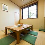 美味しい寿司と和食を囲んで、家族で和気あいあいとした時間を過ごせます。掘りごたつ式の完全個室なので、小さなお子様がいても気にせず食事を楽しめます。誕生日会や結婚祝いなどにも良さそうです。