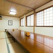 これからの季節、決起集会や歓迎会に忘年会など様々なイベントが盛りだくさん。そんな時に利用しやすいのが30名ほどの大人数でも入れる座敷席です。気の置けない仲間と共に、にぎやかに楽しい時間を過ごせます。