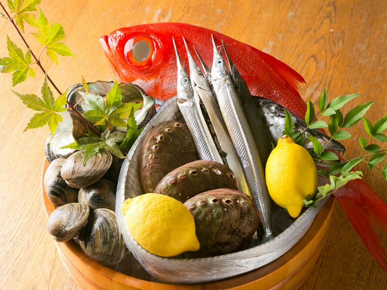 瀬戸内海で水揚げされた新鮮な魚介は目にも鮮やか