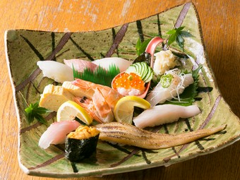 大ぶりのネタと、鮮やかな彩りも愉しめる『本日のおまかせにぎり』
