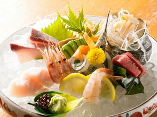 瀬戸内で水揚げされた新鮮な季節の魚介類