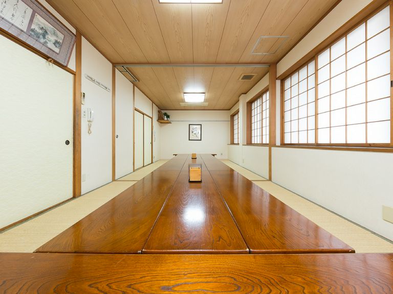 広々とした座敷で、気の合う仲間とにぎやかに宴会を