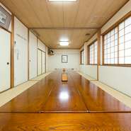 畳の和室は完全個室。大きな宴会もできる広々としたつくりです。宴会だけでなく、接待や会食にも最適な個室にもなるので、あらゆるシーンに合わせて利用できます。