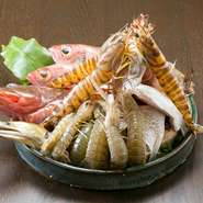 【日本料理　井上】では魚を中心に、瀬戸内の新鮮な食材を使った料理を提供しています。可能な限り料理長が自ら出向き、活きの良い食材を選んでいます。