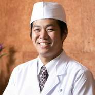 調理から配膳まで、全ての工程を目でも味わってもらいたいとの思いから、カウンターは掘りごたつ式でゆったり過ごせる仕様です。料理長との会話も、料理を引き立たせるアクセントとなっています。