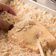 長崎県南島原市で丹精込めて育てられた豚肉を使用。脂の甘みと柔らかい肉質が特徴で、ジューシーな旨みが口いっぱいに広がります。メニューに合わせてパン粉も変えるこだわりよう。