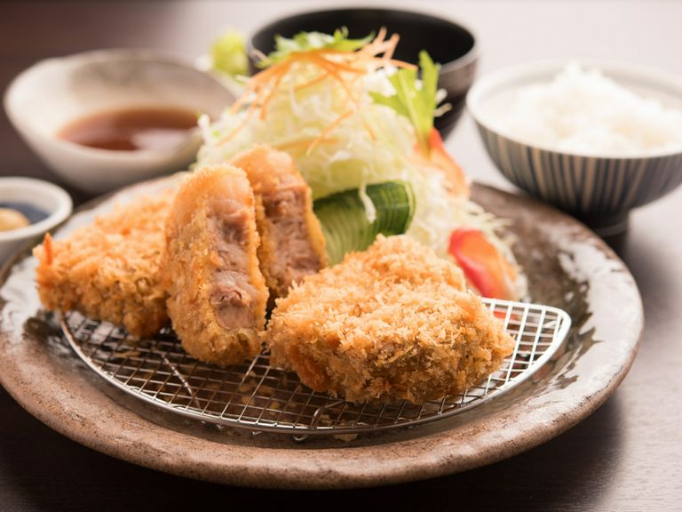 看板メニューは長崎名物・豚の角煮をかつにした『角煮かつ』
