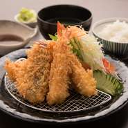 魚介も長崎県産にこだわっており、『海鮮かつ』は長崎の鮮魚店から仕入れた新鮮なエビ・イカ・魚を使用。魚のかつで使用される魚介は、季節や仕入れ状況によって異なるため、いろいろな魚の旬を味わえます。