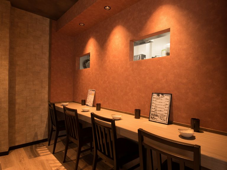 周りを気にせず、優雅な大人のデートを楽しめるカウンター席