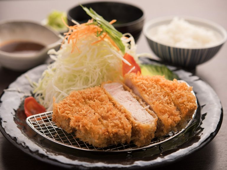 小さな子供から年配の方まで、厚切りだけど食べやすい! 柔らかお肉の『厚切りロースかつ』