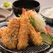 素材にこだわり、長崎県の鮮魚店から仕入れた、新鮮な魚介を使用。ボリューム満点の一品です。季節ごとに旬の魚の味を楽しむことができます。