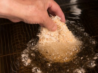 角煮の旨みをサクサクの衣の中に閉じ込めた『角煮かつ』