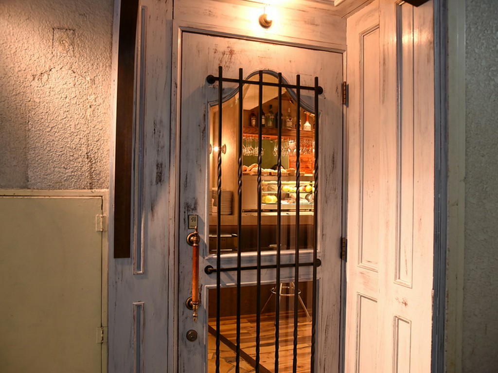 料理とお酒を楽しく味わえる、明るくナチュラルなおしゃれ空間