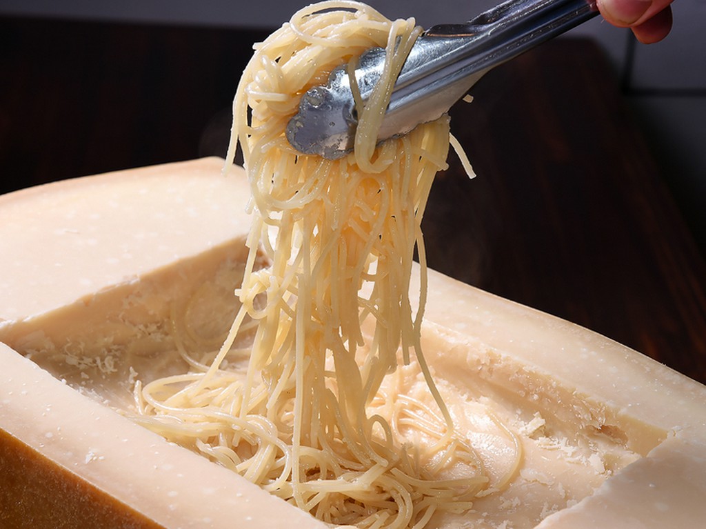 チーズ好きには見逃せない『丸ごとパルミジャーノスパゲティ』