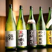 豊富に取りそろえた日本酒は、料理長が飲み比べて「これ！」と思ったものばかりです。お酒選びに迷ったら、スタッフまで気軽に問い合わせを。料理にぴったりのお酒を提案してくれます。