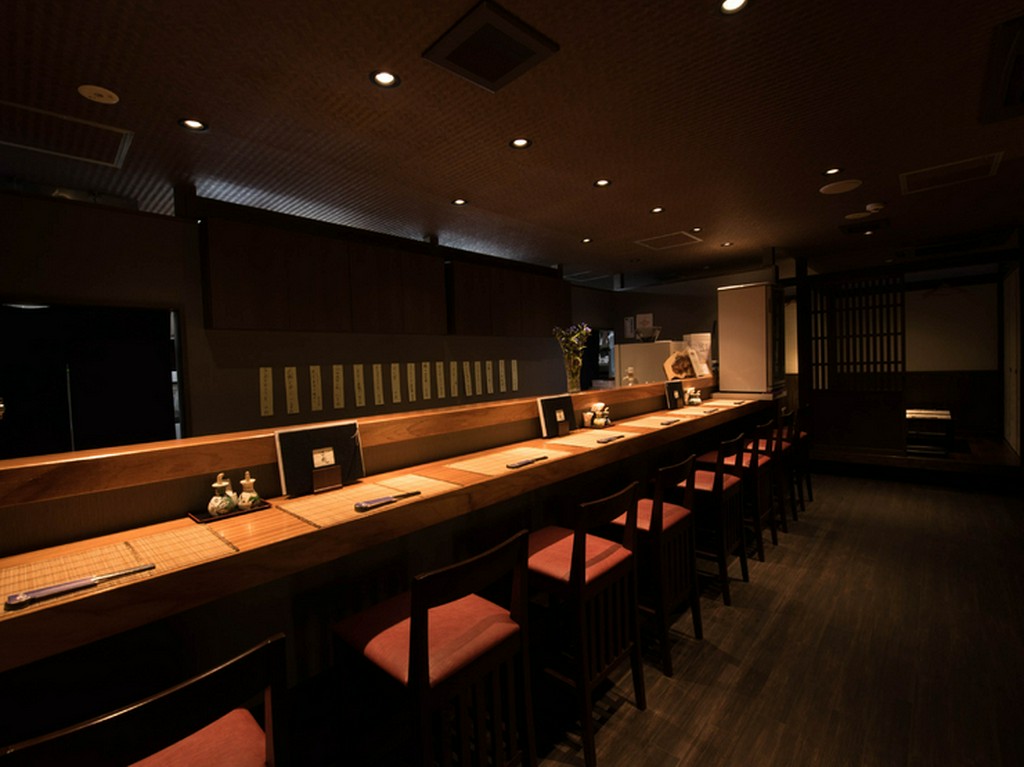 渋い雰囲気のカウンター席で大人デート