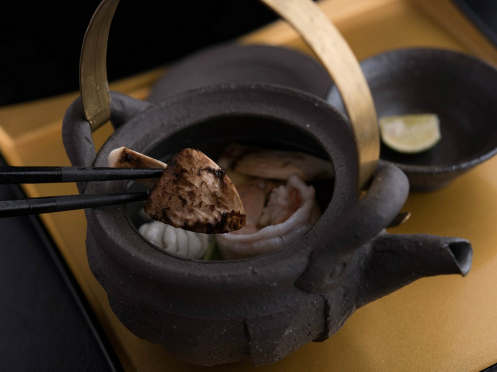 鱧の旨味と松茸の香りを楽しめる『松茸の土瓶蒸し』