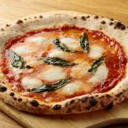 国産小麦を2種類ブレンドし、もちもちの生地に。イタリア産トマトピューレでつくったトマトソースの酸味と、舌触り滑らかなモッツァレラチーズの風味が口の中に広がる逸品です。