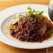 岩手県産佐助豚の粗挽きと牛合挽きの肉汁たっぷりハンバーグ。飴色になるまでじっくり炒めた玉ねぎと、バルサミコ蜂蜜でアクセントをつけた特製ソース！ボリューム満点で食べごたえ抜群です。