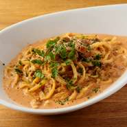 卵を練りこんだ細くてのど越しの良い麺に、生ウニをたっぷりと使った濃厚なソースがよく絡みます。リピーターのお客様も数多くいる、【PEPE ROSSO】人気のパスタです。